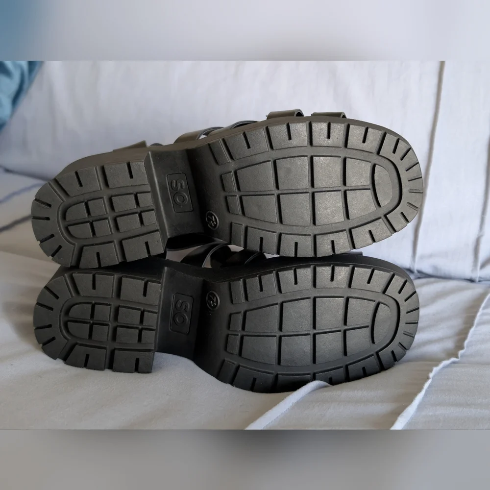 SO women's Black Strappy Block Heel Sandals Chunky Lug Sole Size 7.5 Med